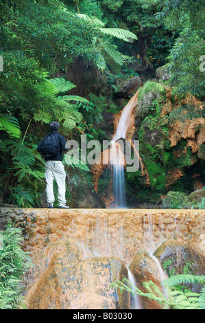 Azoren, touristische Caldeira Velha Wasserfall, Insel Sao Miguel. Stockfoto