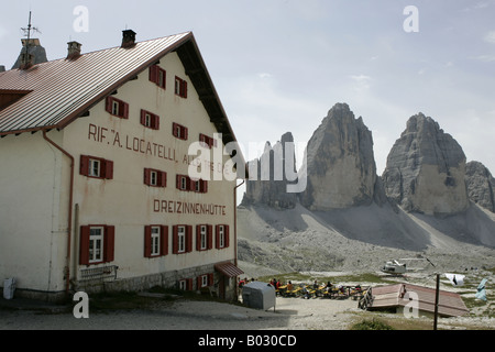 Locatelli Hütte Lavaredo mit Tre Cime Bergen im Hintergrund. Stockfoto