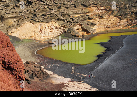 Lanzarote: Menschen in der Nähe von grünen Lagune von El Golfo an der Westküste Stockfoto