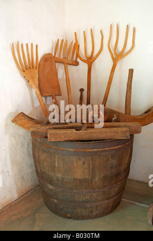 Lanzarote: El Museo Del Vino (Wein-Museum), La Geria. Holzwerkzeug einst die Reben wachsen auf vulkanischen Böden neigen. Stockfoto