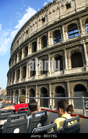 Italien, Latium, Rom, Kolosseum, Touirists In Sightseeing Tour-Bus, Stockfoto