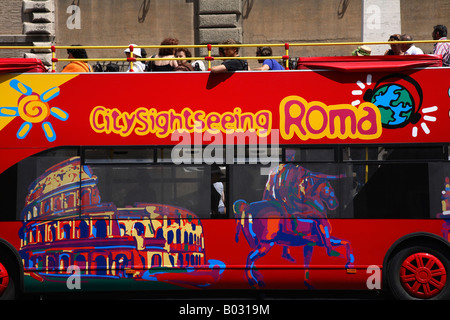 Italien, Latium, Rom, Kolosseum, Touirists Sightseeing Tour Bus Stockfoto