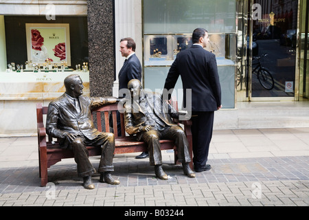 Man stützte sich auf die Schulter der Statue von Winston Churchill und Franklin Delano Roosevelt auf Old Bond Street, Mayfair, London, UK Stockfoto