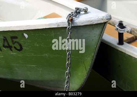 Close-up von zwei grünen Freizeitboote / Detailansicht Zweier Grüner Ruderboote Stockfoto