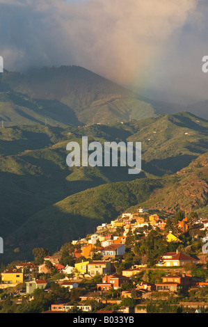 Regenbogen über Dorf auf Gran Canaria. Stockfoto