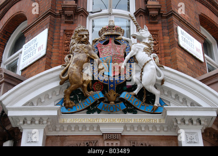 Nach Vereinbarung zu ihrer Majestät der Königin Kamm über laden in Mayfair London Stockfoto