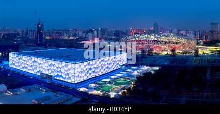 Vögel nisten National Stadium und Wasserwürfel National Aquatics Stadien, 2008 Olympiastadien, Peking. Stockfoto