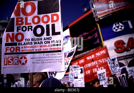 Proteste gegen den Irak-Krieg passieren Piccadilly Circus London UK Stockfoto