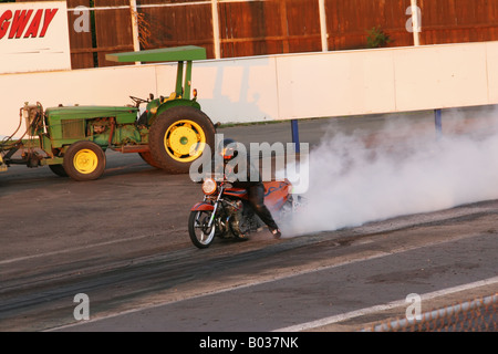 Reifen Warmup Burnout Drag Race Motorrad bei Kil Kare Dragway Xenia oder Dayton Ohio Stockfoto