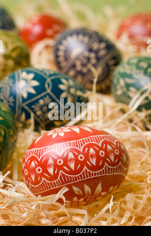 Handgemachte Ostereier auf die Späne. Tiefenschärfe, geringe Schärfentiefe. Stockfoto