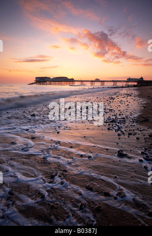 Cromer Pier im Morgengrauen an der Küste von Norfolk Stockfoto