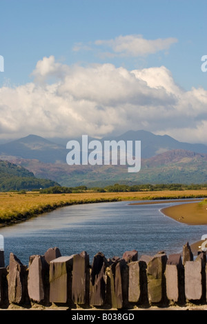 Blick auf die Berge von Snowdonia vom Maiskolben an Porthmadog Gwynedd Wales UK mit Wand- und blauen Fluss im Vordergrund Stockfoto