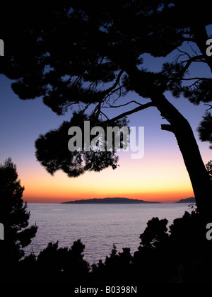 Kroatische Sonnenuntergang, mit Blick auf das Adriatische Meer von der Halbinsel Peljesac. Stockfoto