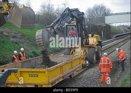 Spezialist für Auftragnehmer mit Zweiwege-Fahrzeuge zu pflegen und zu ersetzen veraltete Track Komponenten auf einer belebten Schienennetz. Stockfoto