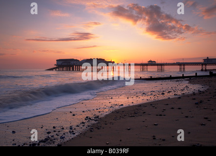 Cromer Pier im Morgengrauen an der Küste von Norfolk Stockfoto