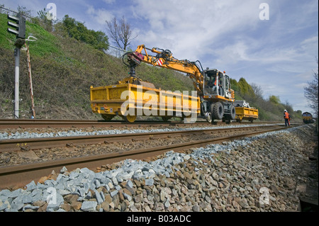 Spezialist für Auftragnehmer mit Zweiwege-Fahrzeuge zu pflegen und zu ersetzen veraltete Track Komponenten auf einer belebten Schienennetz. Stockfoto