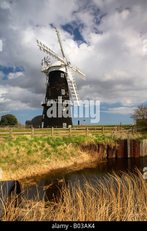 Die vor kurzem restaurierte Berney Arme Windmühle auf dem Halvergate Marshes, Norfolk Broads Stockfoto