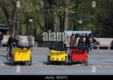 Warten auf Passagiere, Line-up Fahrradrikschas an der südwestlichen Ecke des Manhattans Central Park. Stockfoto