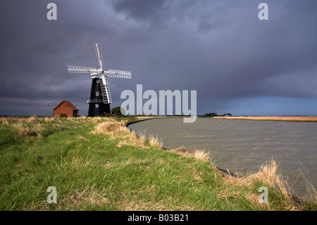 Die vor kurzem restaurierte Berney Arme Windmühle auf dem Halvergate Marshes, Norfolk Broads Stockfoto