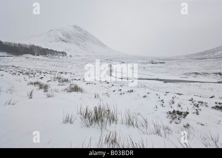 Neuschnee über Rannoch Moor in Mountain Pass von Glen Coe in den dramatischen schottischen Highlands Stockfoto
