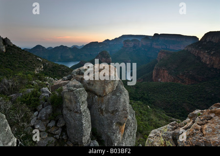 Grünen und grünen Blick auf den Blyde River Canyon und drei Rondavels in Mpumalanga, Südafrika Stockfoto