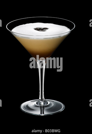 Jalisco Expresso martini-Cocktail auf schwarzem Hintergrund Stockfoto