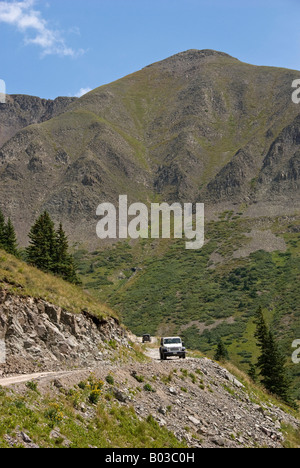 Fahrzeuge auf der Fahrbahn, Alpine Loop Scenic Byway, San Juan Mountains, Colorado. Stockfoto