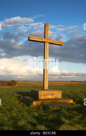Kreuz mit den Worten Frieden markieren den ehemaligen Standort des Hochaltars in St. Benets Abbey auf den Norfolk Broads Stockfoto