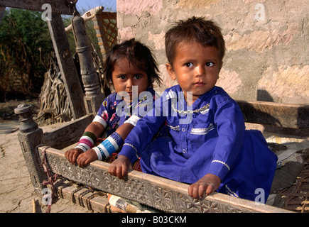 Indien Gujerat Rann Of Kutch Banni Bereich Harijan unantastbar Dorfkinder auf Charpoi Kinderbett Stockfoto