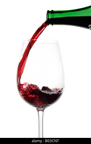 Rotwein in ein Glas gegossen wird Close Up Stockfoto