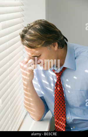 Müder und gestresster Geschäftsmann hat genug Arbeitsdruck. Stockfoto