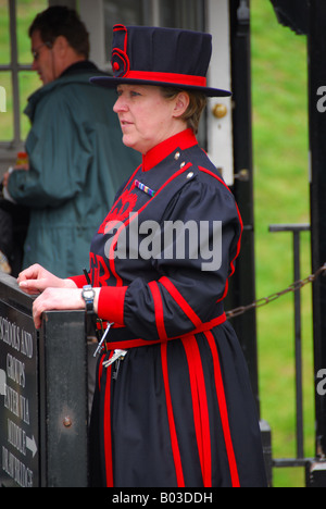 Moira Cameron. Die erste weibliche Beefeater in der Geschichte. Stockfoto