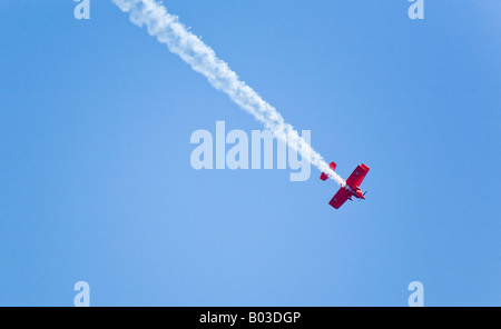 Eine rote Stunt-Flugzeug ist auf der jährlichen Air Show in Milwaukee, Wisconsin statt durchführen. Stockfoto