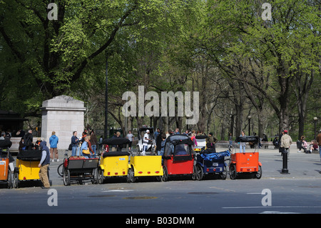 Warten auf Passagiere, Line-up Fahrradrikschas an der südwestlichen Ecke des Manhattans Central Park. Stockfoto