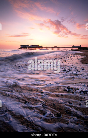 Cromer Pier im Morgengrauen an der Nordküste Norfolk Stockfoto