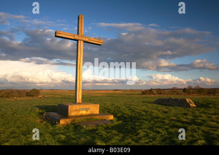 Kreuz mit den Worten Frieden markieren den ehemaligen Standort des Hochaltars in St. Benets Abbey auf den Norfolk Broads Stockfoto