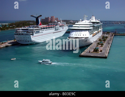 Kreuzfahrtschiffe im Hafen Stockfoto