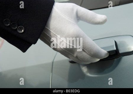 Hand tragen formalen weißen Handschuh Autotür öffnen. Fünf-Sterne-Luxus. Service. Stockfoto