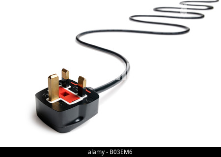 UK-Stecker und Kabel in der Nähe gegen einen weißen Hintergrund Stockfoto