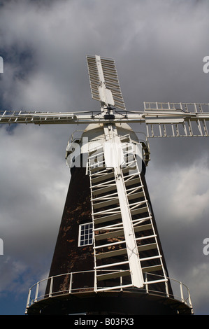 Nahaufnahme der vor kurzem restaurierte Windmühle Berney Arme auf den Norfolk Broads Stockfoto