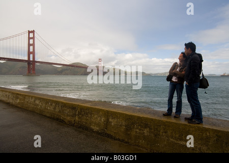 ein paar genießt die Golden Gate bridge Stockfoto
