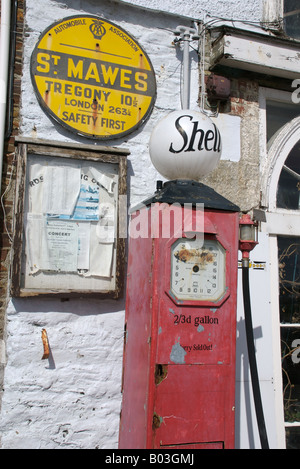 Alten Shell-Zapfsäule und Automobilclub unterzeichnen, St Mawes, Cornwall Stockfoto