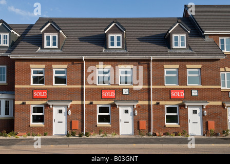 Eine Reihe von neuen Häusern in Großbritannien mit verkauft, die darauf geschrieben. Stockfoto