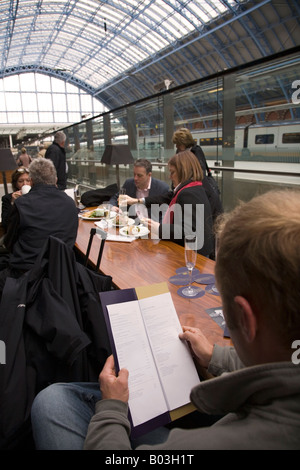 Kunden befasst sich mit Champagner-Bar-Menü in Kings Cross Saint Pancras Eurostar Channel Tunnel-Verbindung internationale Station. London UK. Stockfoto