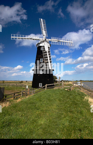 Die vor kurzem restaurierte Berney Arme Windmühle auf dem Halvergate Marshes, Norfolk Broads Stockfoto