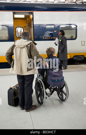 Rollstuhl Passagier wartet, ein Eurostar Zug am Kings Cross / St. Pancras International Station. London. Stockfoto