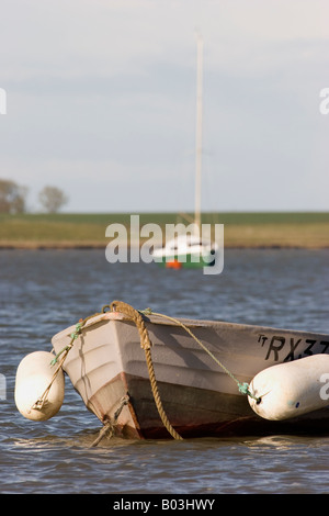 Ruderboot und Segeln Handwerk vor Anker am Swale Mündung, Kent, UK Stockfoto