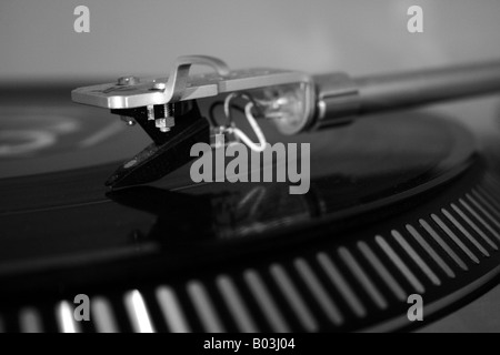 Black And White Nahaufnahme eines Stylus tracking auf einer Vinyl-Schallplatte Stockfoto