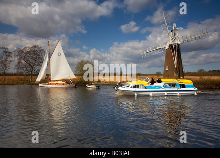 Turf Moor Windmühle mit einem traditionellen Segelboot und eine moderne Motoryacht auf dem Fluss Ant, Norfolk Broads Stockfoto