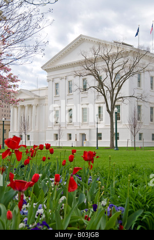 RICHMOND, Virginia, USA – das Virginia State Capitol, ein architektonisches Meisterwerk, das Thomas Jefferson entworfen hat, befindet sich in Richmond. Dieses historische Gebäude wurde 1788 fertiggestellt und dient als Sitz der Virginia General Assembly. Es ist ein prominentes Wahrzeichen und ein Symbol der Legislativgeschichte des Staates. Stockfoto